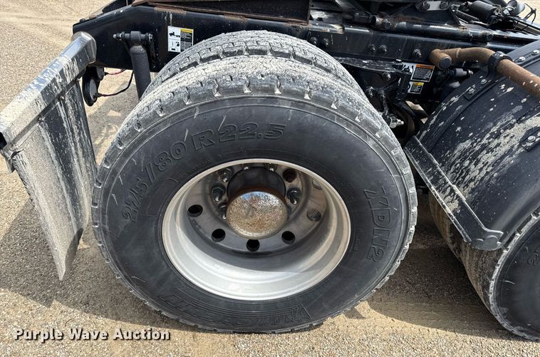 image for item DS4325 2019 Peterbilt 579 semi truck