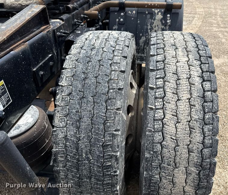 image for item DS4325 2019 Peterbilt 579 semi truck