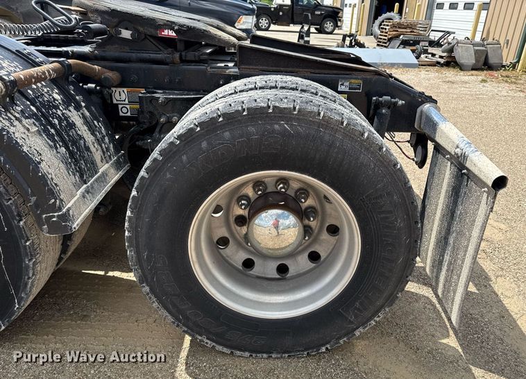 image for item DS4325 2019 Peterbilt 579 semi truck