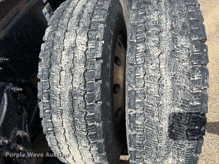 image for item DS4325 2019 Peterbilt 579 semi truck