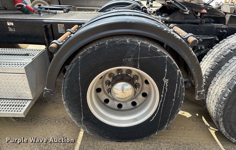 image for item DS4325 2019 Peterbilt 579 semi truck