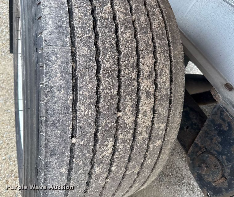 image for item DS4327 2013 Transcraft AF53102-2-524 flatbed trailer