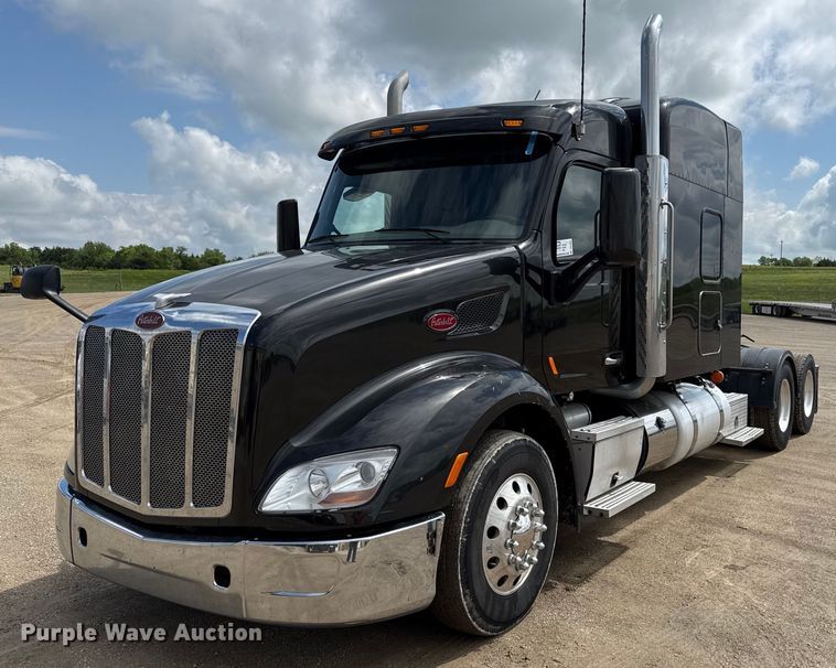 image for item DS4332 2019 Peterbilt 579 semi truck