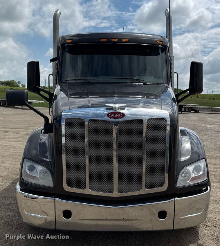image for item DS4332 2019 Peterbilt 579 semi truck