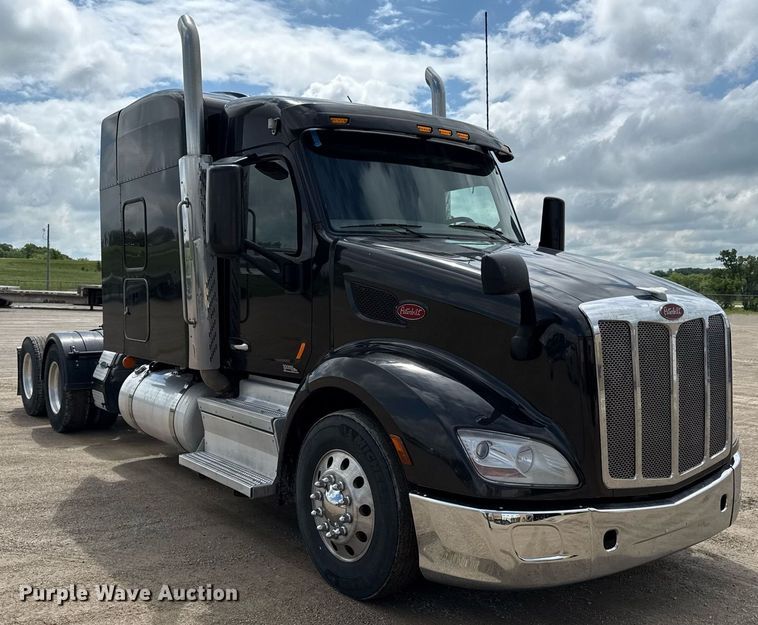 image for item DS4332 2019 Peterbilt 579 semi truck