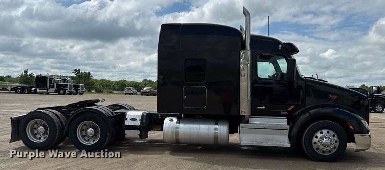 image for item DS4332 2019 Peterbilt 579 semi truck