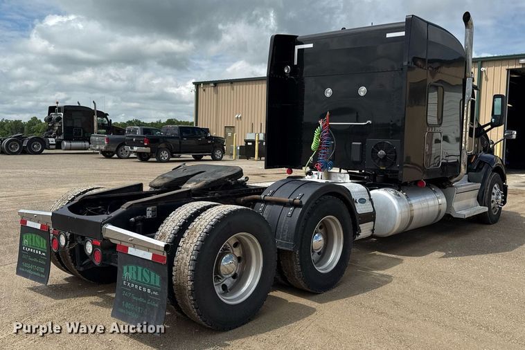 image for item DS4332 2019 Peterbilt 579 semi truck