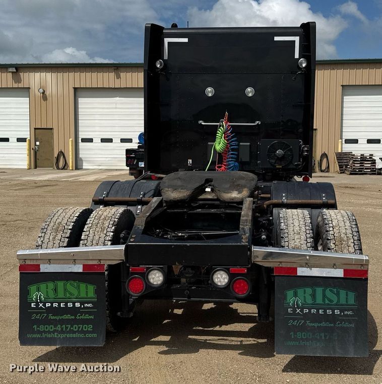 image for item DS4332 2019 Peterbilt 579 semi truck