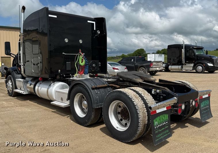 image for item DS4332 2019 Peterbilt 579 semi truck