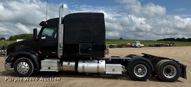 image for item DS4332 2019 Peterbilt 579 semi truck