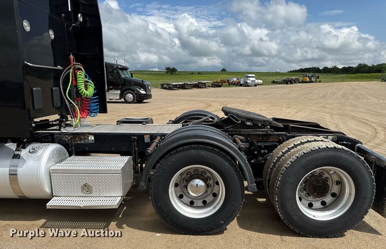 image for item DS4332 2019 Peterbilt 579 semi truck
