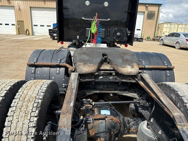 image for item DS4332 2019 Peterbilt 579 semi truck