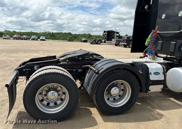 image for item DS4332 2019 Peterbilt 579 semi truck