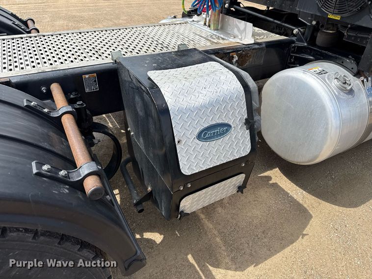 image for item DS4332 2019 Peterbilt 579 semi truck