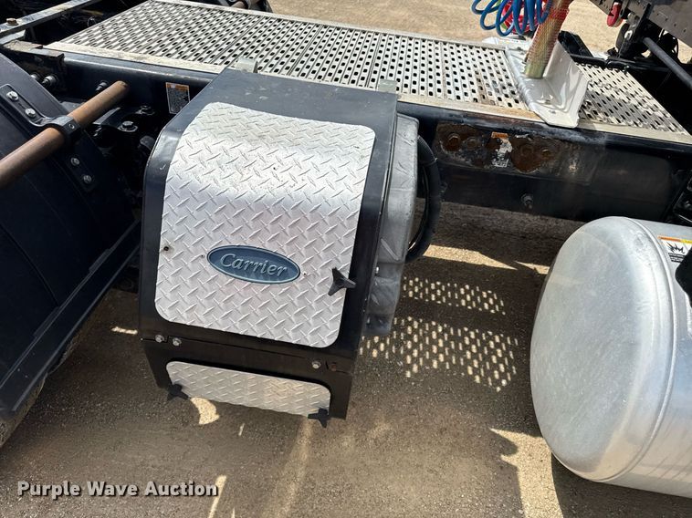 image for item DS4332 2019 Peterbilt 579 semi truck