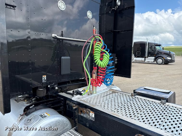 image for item DS4332 2019 Peterbilt 579 semi truck