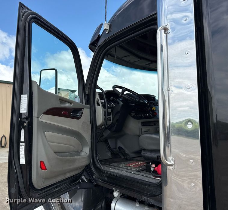 image for item DS4332 2019 Peterbilt 579 semi truck