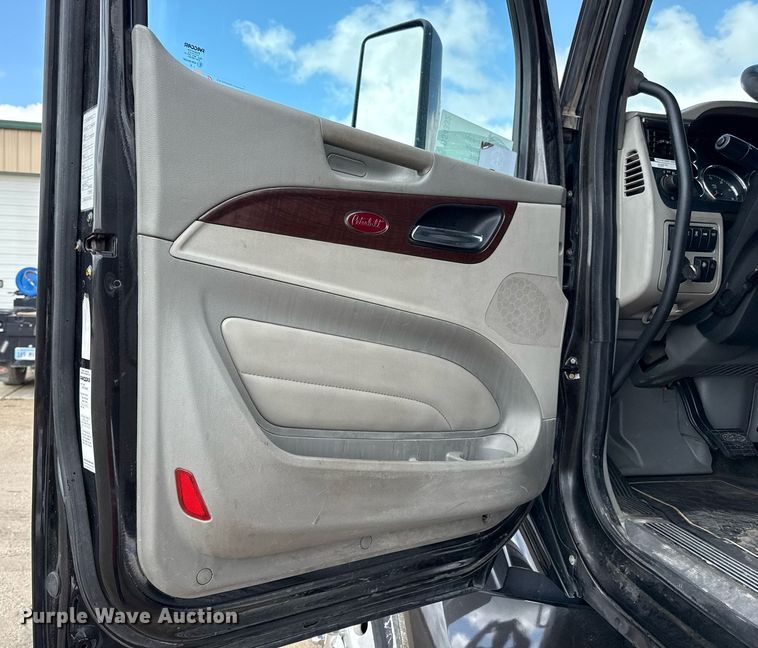 image for item DS4332 2019 Peterbilt 579 semi truck