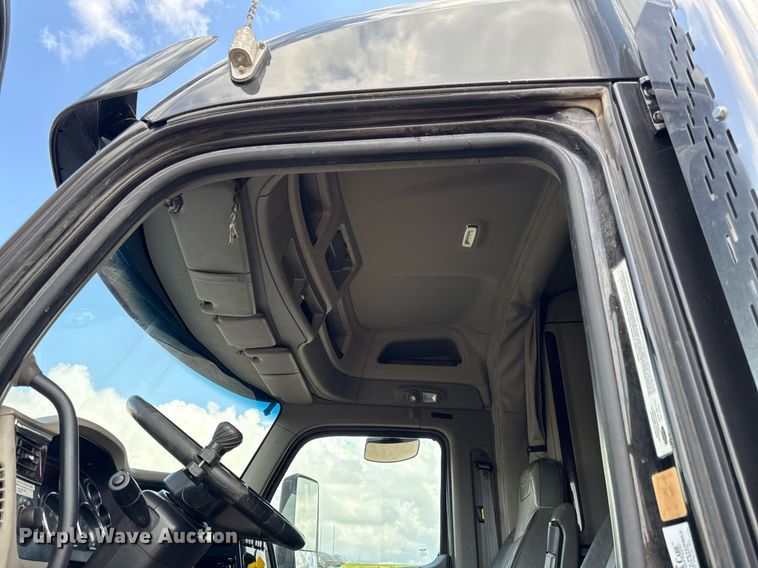 image for item DS4332 2019 Peterbilt 579 semi truck