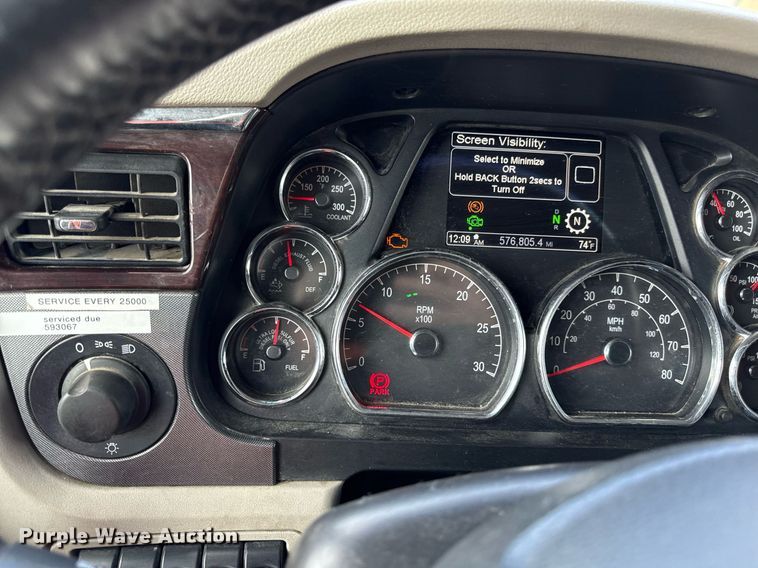 image for item DS4332 2019 Peterbilt 579 semi truck