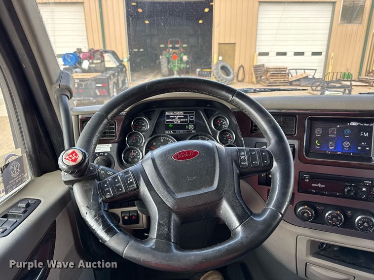 image for item DS4332 2019 Peterbilt 579 semi truck