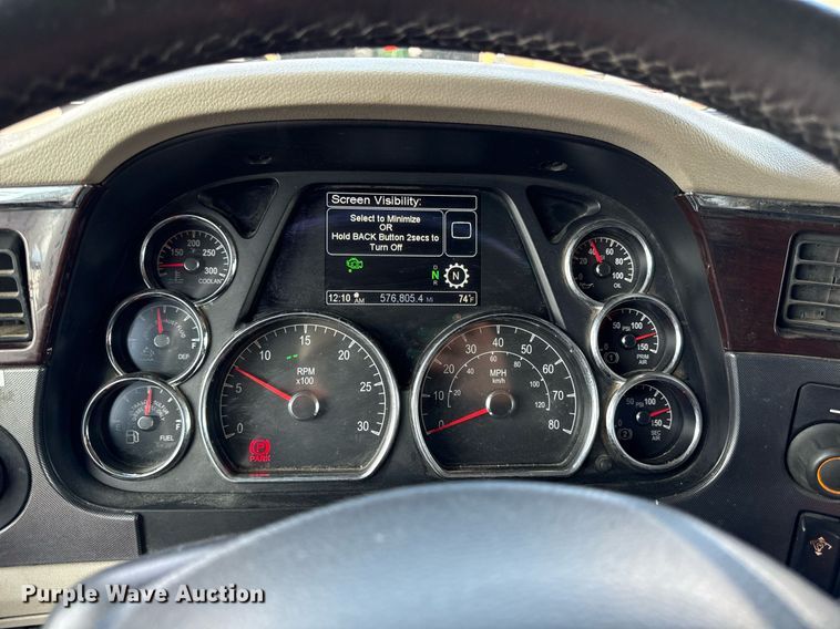 image for item DS4332 2019 Peterbilt 579 semi truck