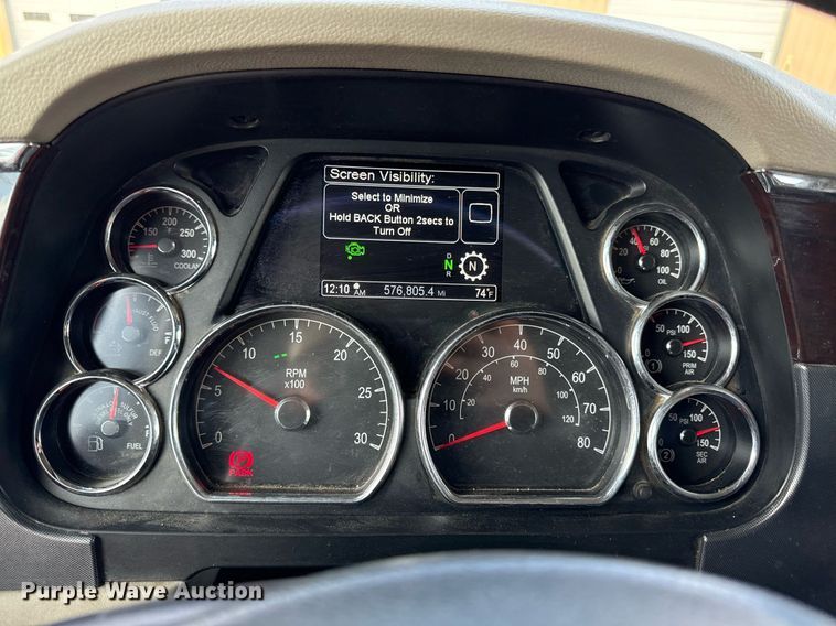 image for item DS4332 2019 Peterbilt 579 semi truck