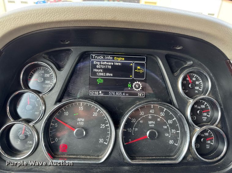 image for item DS4332 2019 Peterbilt 579 semi truck