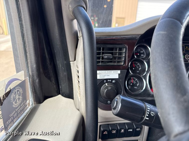 image for item DS4332 2019 Peterbilt 579 semi truck