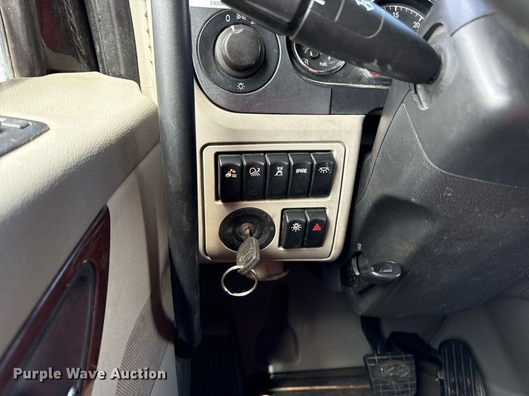 image for item DS4332 2019 Peterbilt 579 semi truck