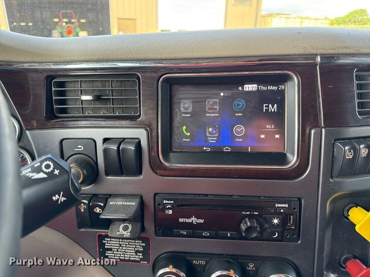 image for item DS4332 2019 Peterbilt 579 semi truck