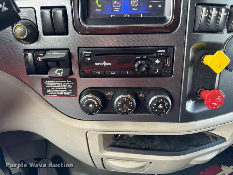 image for item DS4332 2019 Peterbilt 579 semi truck