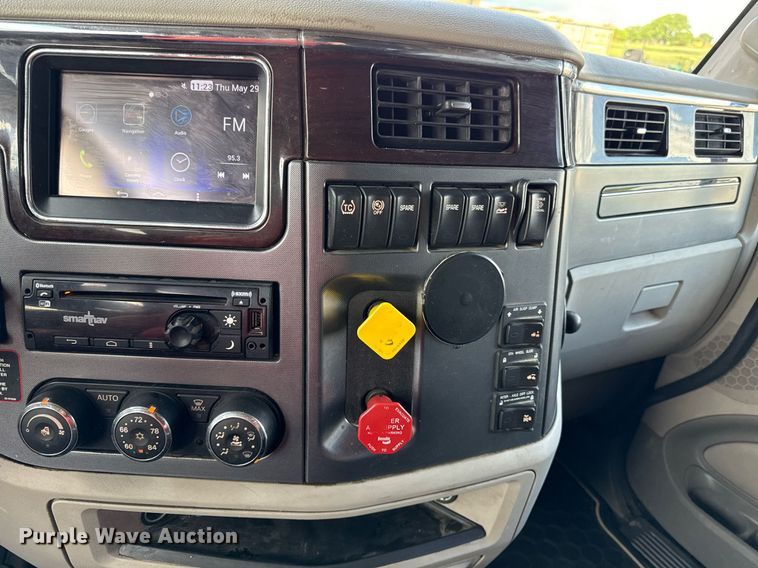 image for item DS4332 2019 Peterbilt 579 semi truck