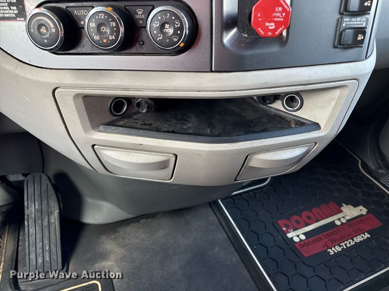 image for item DS4332 2019 Peterbilt 579 semi truck