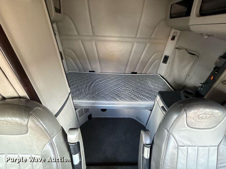 image for item DS4332 2019 Peterbilt 579 semi truck