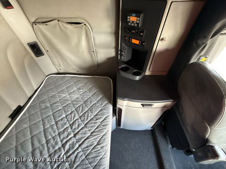 image for item DS4332 2019 Peterbilt 579 semi truck