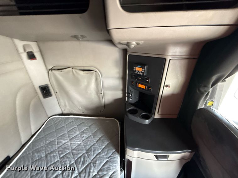 image for item DS4332 2019 Peterbilt 579 semi truck