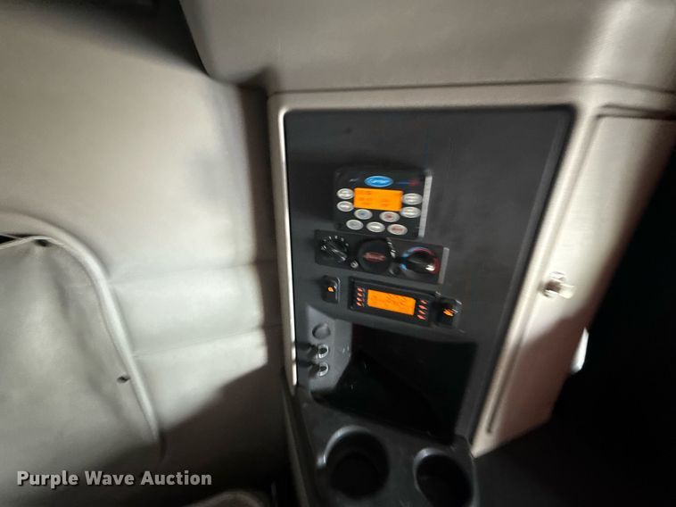 image for item DS4332 2019 Peterbilt 579 semi truck