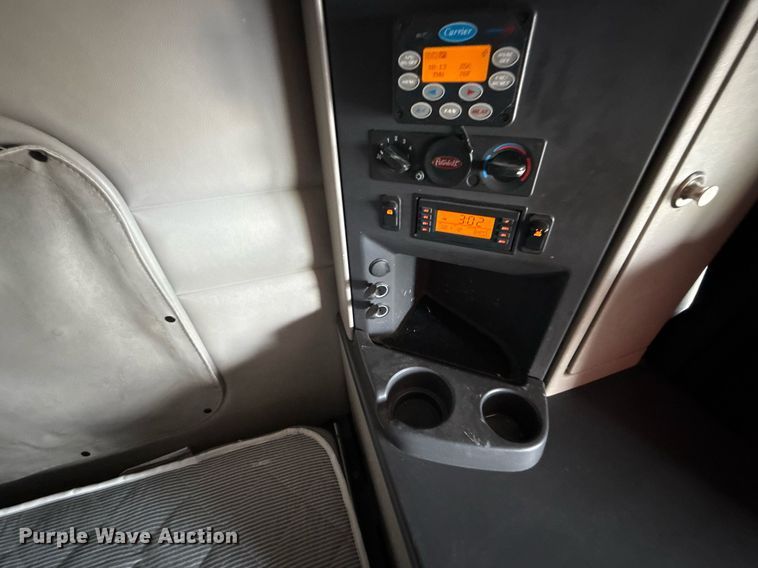 image for item DS4332 2019 Peterbilt 579 semi truck