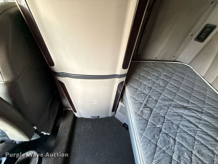 image for item DS4332 2019 Peterbilt 579 semi truck