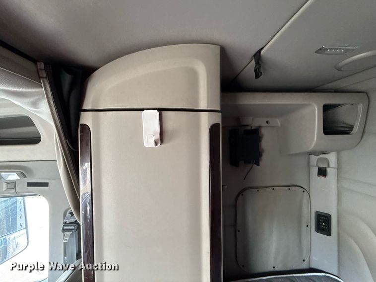 image for item DS4332 2019 Peterbilt 579 semi truck