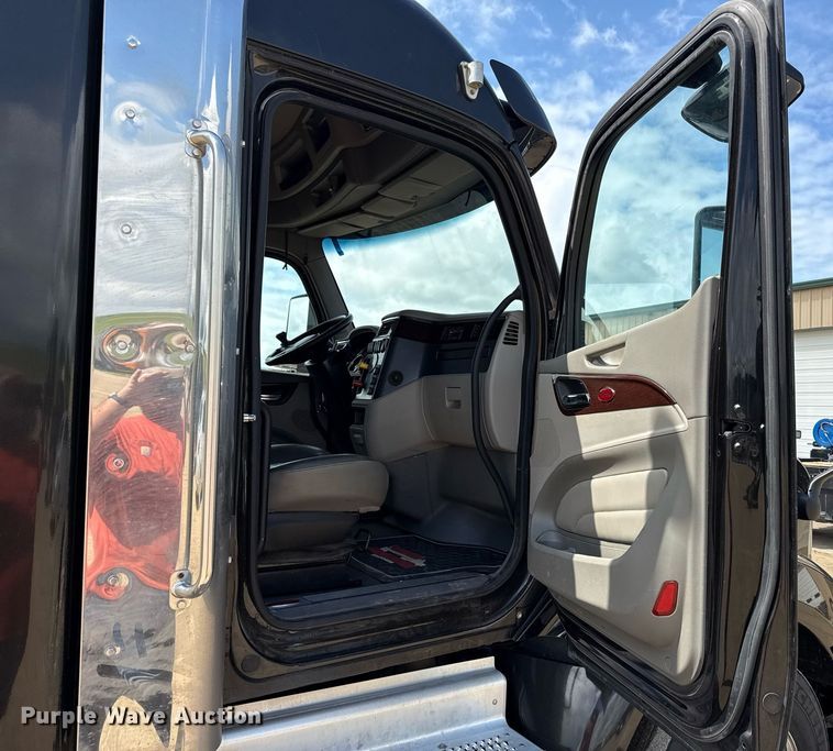 image for item DS4332 2019 Peterbilt 579 semi truck