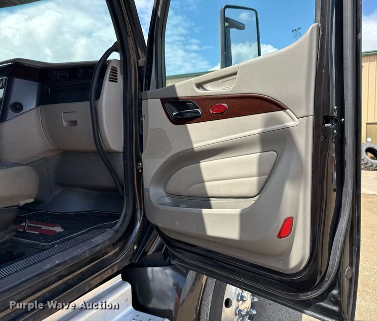 image for item DS4332 2019 Peterbilt 579 semi truck