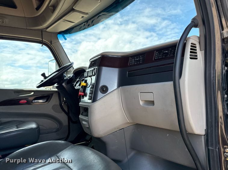 image for item DS4332 2019 Peterbilt 579 semi truck