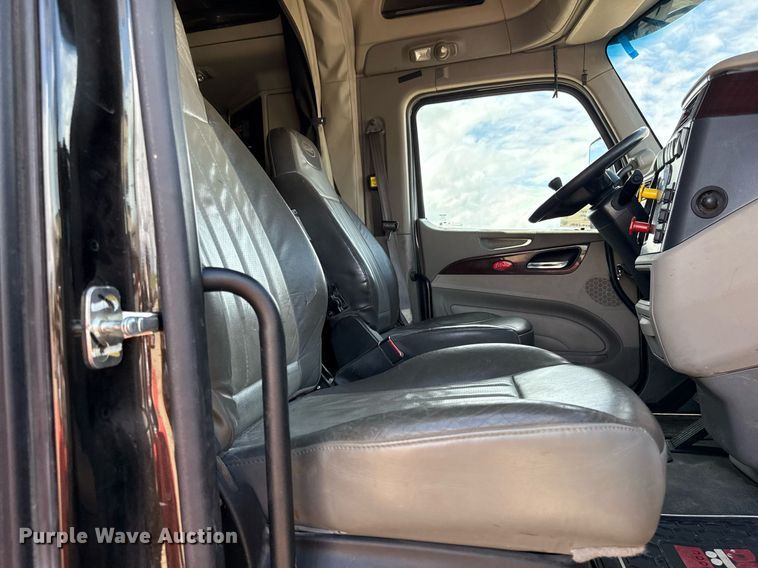 image for item DS4332 2019 Peterbilt 579 semi truck