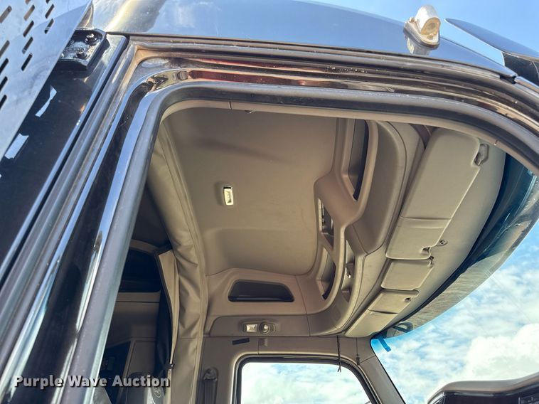 image for item DS4332 2019 Peterbilt 579 semi truck