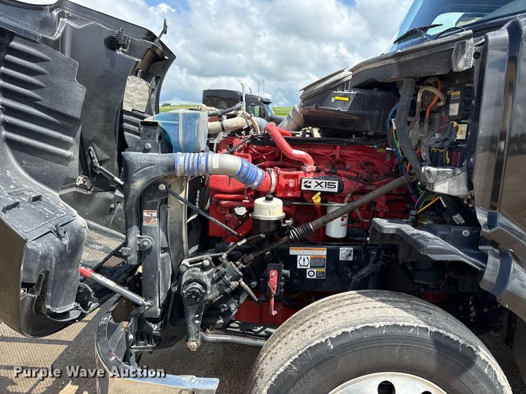 image for item DS4332 2019 Peterbilt 579 semi truck