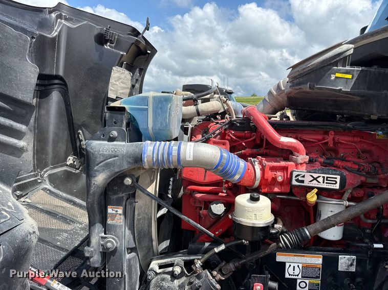 image for item DS4332 2019 Peterbilt 579 semi truck