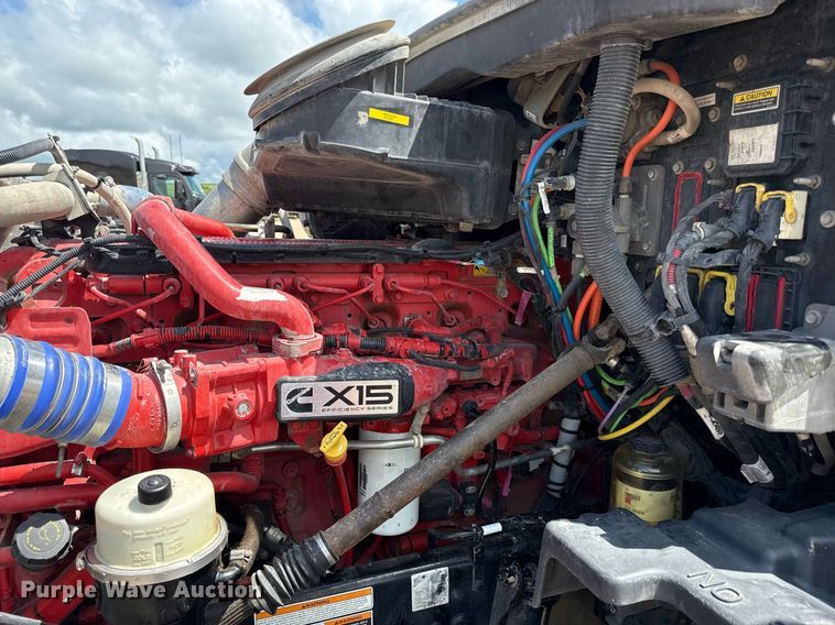 image for item DS4332 2019 Peterbilt 579 semi truck