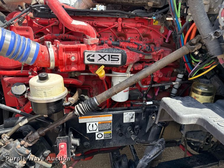 image for item DS4332 2019 Peterbilt 579 semi truck